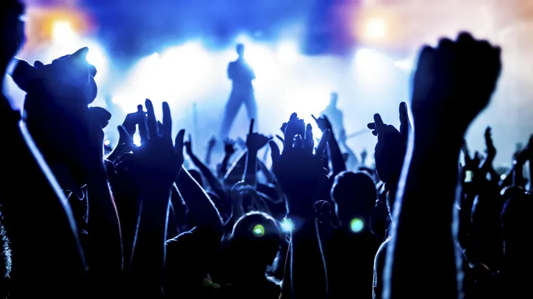 auf-einem-konzert-wird-es-meist-laut-und-eng-seien-sie-vorbereitet